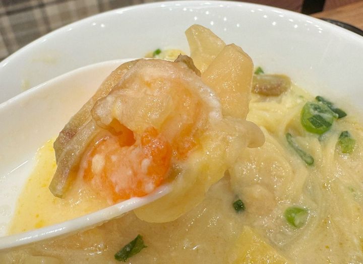 昨年好評だった豆乳野菜麺のスープをさらに改良！豆乳を増量することで、さらにコク深くまろやかな味わいに進化しています。