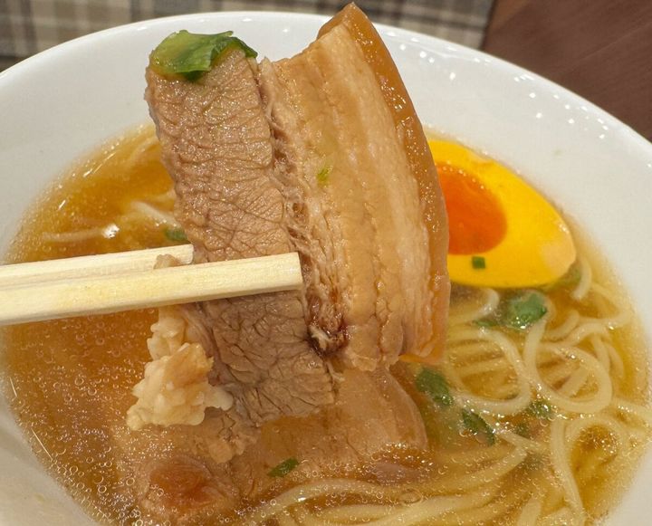 そして、甘辛く煮込まれたやわらか煮豚と、とろりとした半熟風玉子がゴロっとトッピング