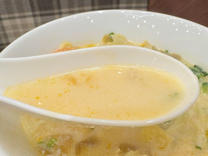 ちょうどいい塩梅でプラスされたピリ辛なラー油がアクセントになっていて、豆乳スープのコクを引き立てながら、飽きさせない刺激的な味わいに仕上がっています