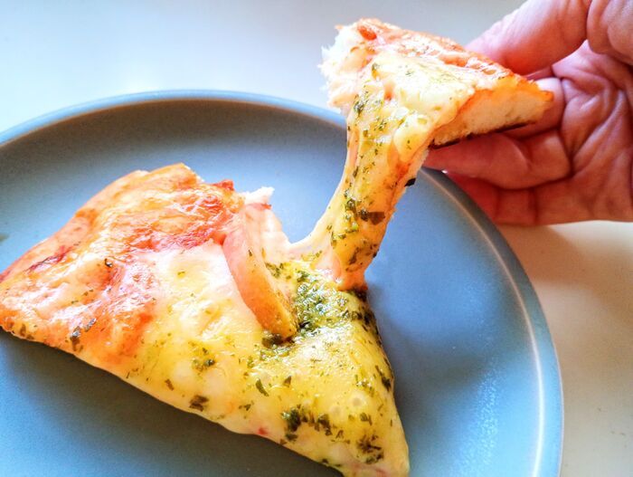 冷めたピザはレンジで温めないで！焼きたての味を復活させる3分裏ワザ。トースターは使いません
