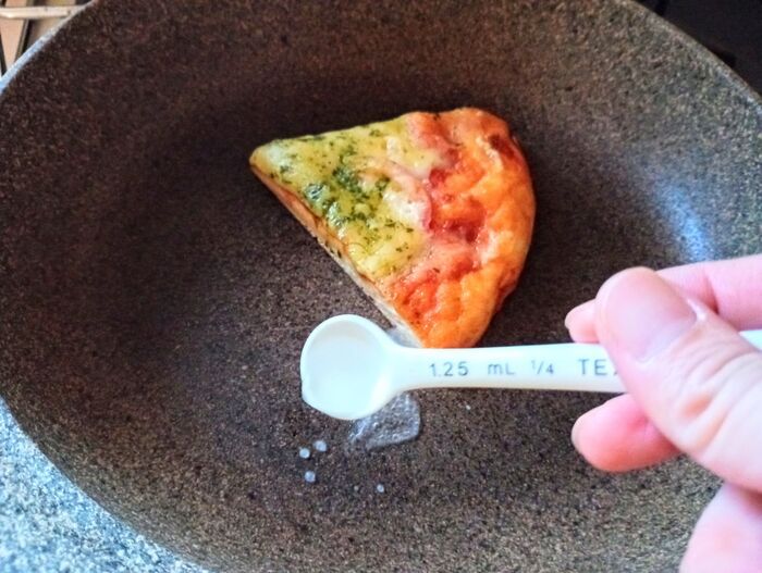冷めたピザはレンジで温めないで！焼きたての味を復活させる3分裏ワザ。トースターは使いません