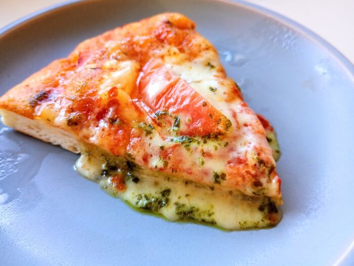 冷めたピザはレンジで温めないで！焼きたての味を復活させる3分裏ワザ。トースターは使いません