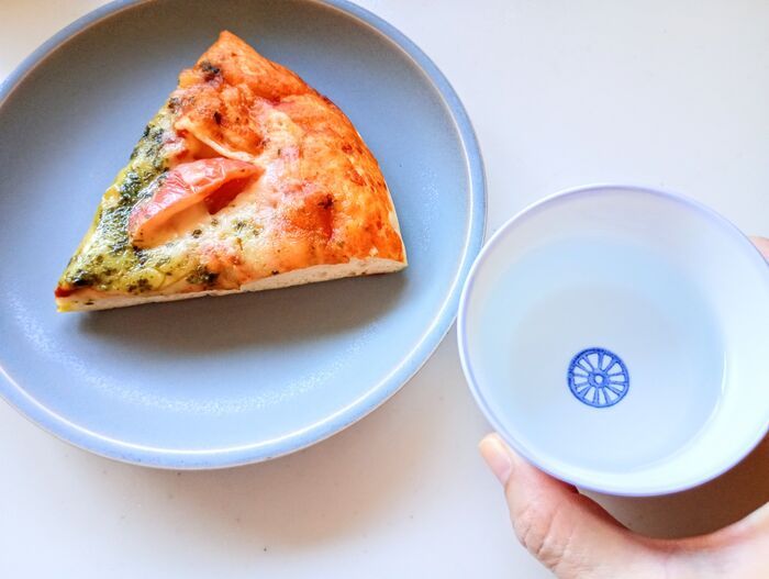 冷めたピザはレンジで温めないで！焼きたての味を復活させる3分裏ワザ。トースターは使いません