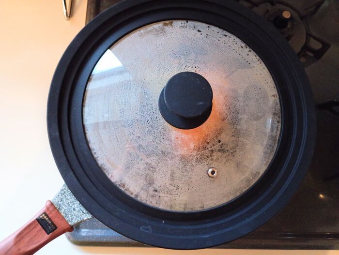 冷めたピザはレンジで温めないで！焼きたての味を復活させる3分裏ワザ。トースターは使いません