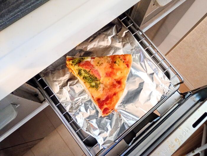 冷めたピザはレンジで温めないで！焼きたての味を復活させる3分裏ワザ。トースターは使いません