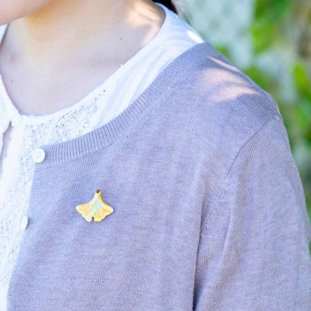 七窯社が令和7年度秋の新作やきものアクセサリーを発売。木の葉シリーズをメインビジュアルに起用