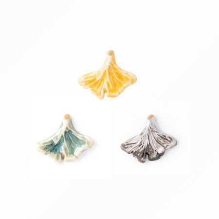 七窯社が令和7年度秋の新作やきものアクセサリーを発売。木の葉シリーズをメインビジュアルに起用