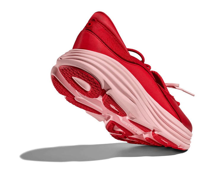 うねりを強調したミッドソールデザインとクッション性のあるヒールをベースにしたこのフォーマルなスニーカーは、HOKAのDNAを受け継いでいる。