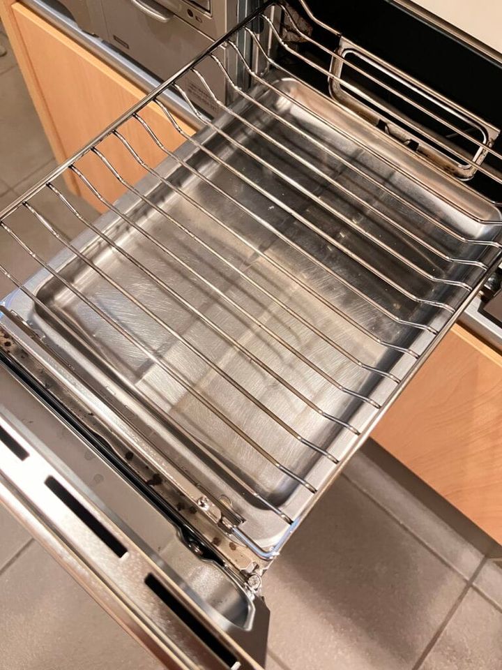 上林さん_グリルのお掃除の様子