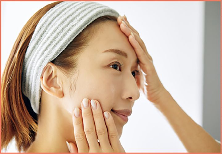 あらゆる悩みにきくエイジングケア化粧水が◎。手のひらに500円玉大量を出し、肌をおさえながら浸透させる。エリクシール リフトモイスト ローション しっとりタイプ ba［医薬部外品］170mL 3410円（エリクシール）