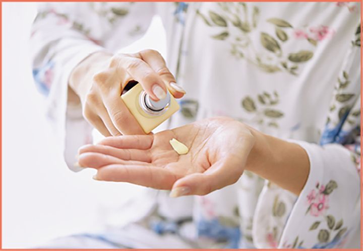 UV乳液は、保湿と日焼け止めを兼ねるので、顔～デコルテまで伸ばせる量、約3～4プッシュ使用。