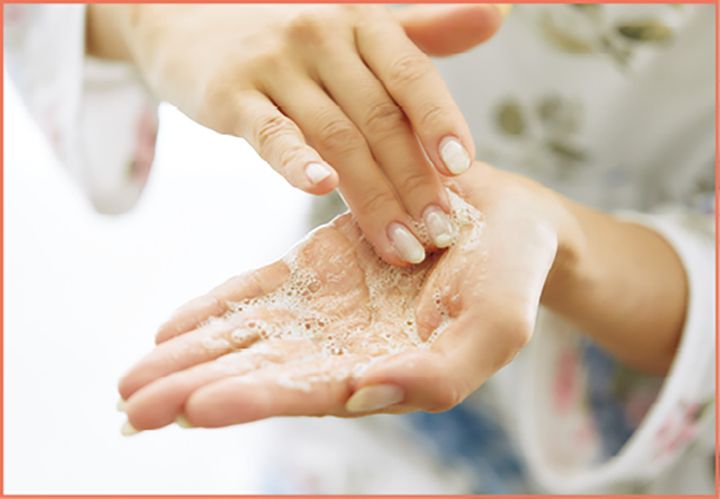 酵素洗顔はパウダー状やペースト状がある。酵素の働きで汚れを落とすので泡立ちを気にしなくてOK。オバジC 酵素洗顔パウダーDP 0.4g×30個入り 2420円（ロート製薬）