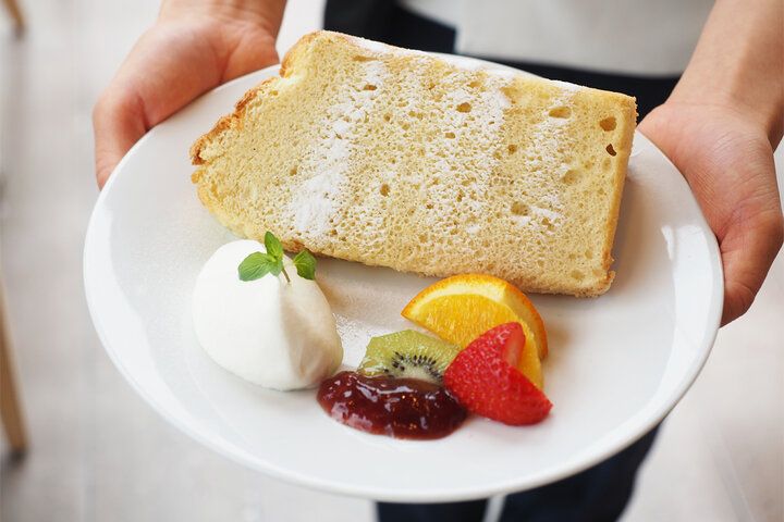 全席トレインビュー♪ 小田原・風祭駅直結「汐風カフェ」で楽しむ、ふんわりシフォン