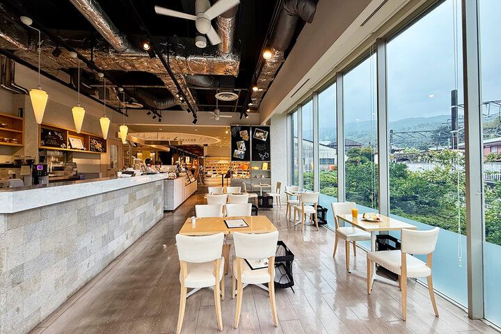 全席トレインビュー♪ 小田原・風祭駅直結「汐風カフェ」で楽しむ、ふんわりシフォン