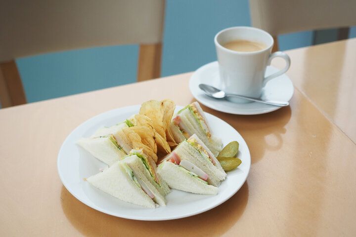全席トレインビュー♪ 小田原・風祭駅直結「汐風カフェ」で楽しむ、ふんわりシフォン