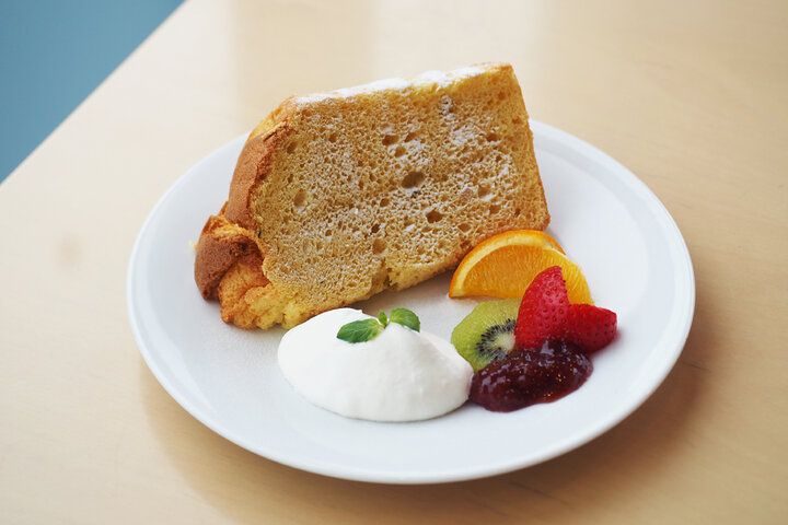 全席トレインビュー♪ 小田原・風祭駅直結「汐風カフェ」で楽しむ、ふんわりシフォン