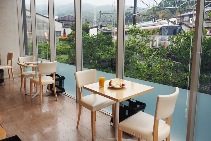 全席トレインビュー♪ 小田原・風祭駅直結「汐風カフェ」で楽しむ、ふんわりシフォン