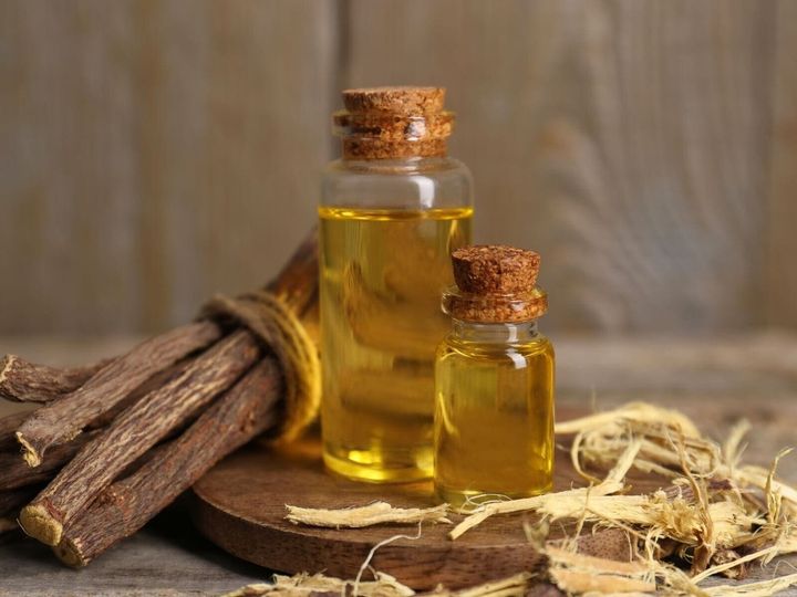 【漢方薬剤師が解説】「甘草（かんぞう）」は漢方薬や食品によく含まれている生薬です。他の生薬のよい面を引き出す作用があり、食品としてはカロリーゼロで砂糖の数百倍の甘みを持ちます。一方で、副作用が問題になることもあります。安全性と注意点について、分かりやすく解説します。※画像：Shutterstock.com