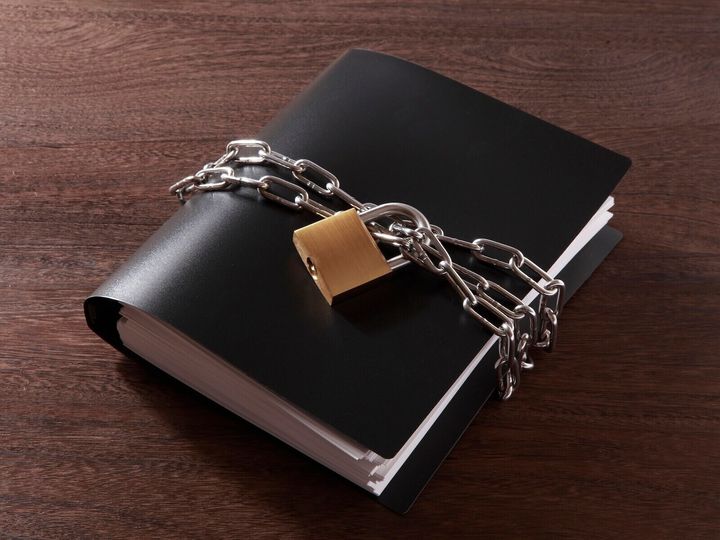 結婚時に人に言えない“過去”を話そうとしたら「気持ちは変わらないから聞く必要はない」と言ってくれた夫。その言葉に過去を忘れられると思ったという40歳女性。だが、悪意あるSNSメッセージから過去が明るみになり……。※サムネイル画像：PIXTA