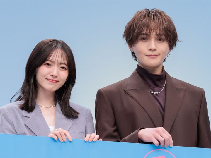 ドラマNEXT『推しが上司になりまして フルスロットル』記者会見に出席した（左から）鈴木愛理、八木勇征 クランクイン！ width=