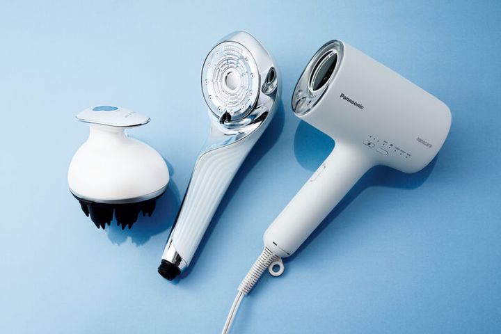 （右から） 1. パナソニック ヘアードライヤー ナノケア EH-NA0K 頭皮に優しい60℃で乾かすスカルプモード、髪にツヤを出す温冷リズムモードなどを搭載した多機能ドライヤー。 全3色 ￥38,610（編集部調べ）／パナソニック 2. リファ リファファインバブル U 気泡サイズを変えることで汚れを落とすシャワーヘッド。毛穴より小さいウルトラファインバブルが汚れを掻き出し、マイクロバブルが汚れを浮かせてオフ。 ホワイト ￥30,000／MTG 3. ミーゼ ニードルヘッドスパ EMS 先端が鋭いニードルアタッチメント×電気刺激により筋肉を動かす低～中波EMSで、頭皮の汚れやこりを取り除く。 ニードルヘッドスパ EMS￥29,700／ヤーマン
