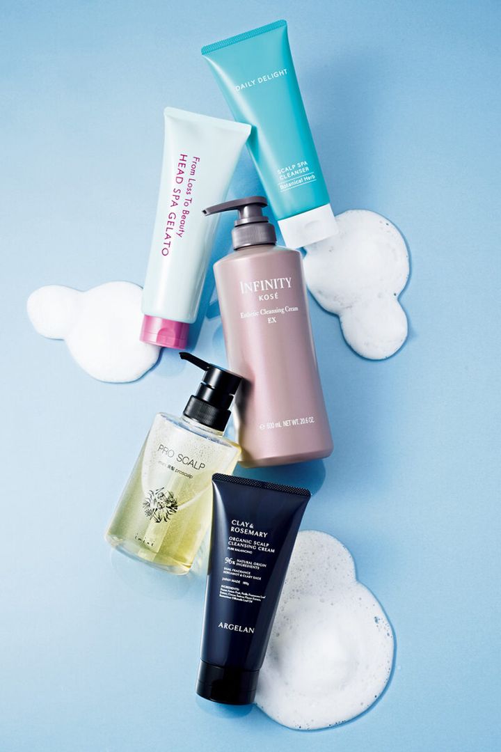 （上から） 1. デイリーディライト ヘッドクレンズ ボタニカルハーブの香り 頭皮の汚れや皮脂を落とす沖縄産の天然クレイやアンズ種子スクラブ、髪をケアする和漢植物エキスなど、天然由来成分が地肌と髪をすっきり整える。 200g ￥1,980／グローバル プロダクトプランニング 2. フロムロストゥービューティー ヘッドスパジェラート 島根県産の希少なブドウ品種「神紅」から抽出したシンクエキスなどを毛穴に絡むようにカプセルに内包。汚れをしっかり落としながら、髪と頭皮にうるおいを与える。 215g ￥3,960／ポーラ 3. インフィニティ エステ クレンジング EX 薄毛につながる頭皮環境の乱れに着目。頭皮の血行を促しターンオーバーを整えることで、頭皮と髪の好循環を生み出す。 600mL ￥3,300（編集部調べ）／コーセー 4. イミニ プロスカルプ セット 自然免疫にアプローチするといわれるパントエア菌LPSを配合。頭皮のエイジングケ アと、髪のボリュームアップを実現。 （詰め替え用 360mL＋専用ボトル） ￥5,280／イミニ 5.アルジェラン ピュア バランシング オーガニック スカルプ クレンジングクリーム ベタつきやニオイの気になる夏の頭皮の汚れをしっかりと落とし、サラサラなツヤ髪仕上げに。 180g ￥1,760／マツキヨココカラ＆カンパニー