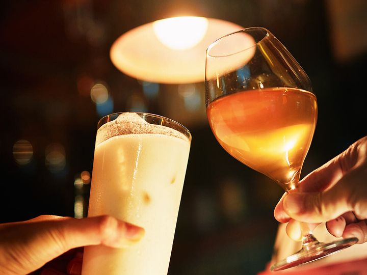 高田馬場『酒ト肴 オンザコーナー』の「自家製カルダモンラッシー割」とグラスワイン