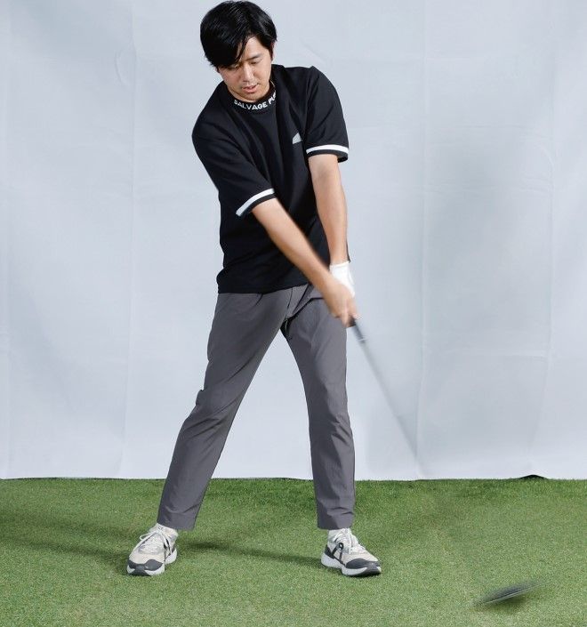 「ドライバーが苦手な人」は“右足体重”で解決！人気コーチが詳しくレッスン