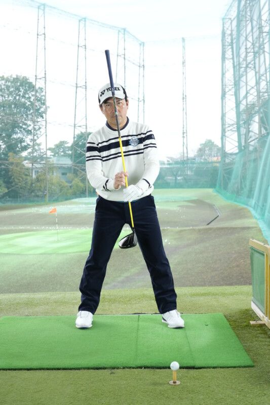「ドライバーが苦手な人」は“右足体重”で解決！人気コーチが詳しくレッスン