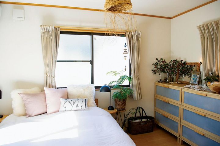 沈丁花とクッションの色をリンクさせる