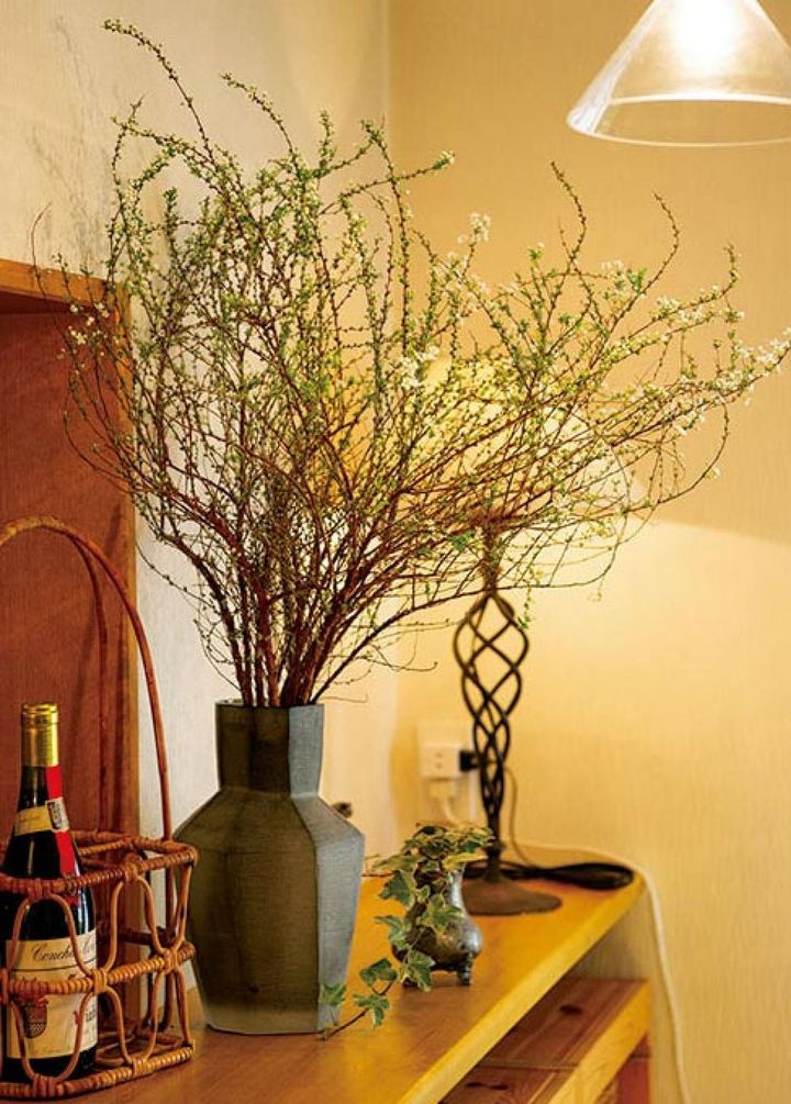 重厚な花器と繊細な花のバランスが美しい