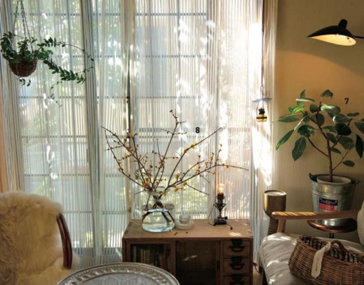 木漏れ日が差し込む窓辺には抜け感を