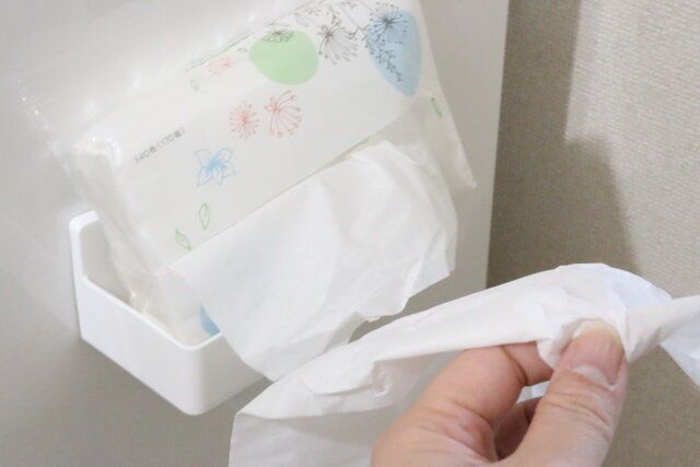 ダイソーのラップ＆ティッシュホルダー（マグネット）でテッシュ収納