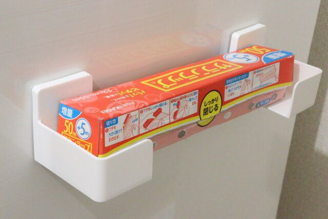 ダイソーのラップ＆ティッシュホルダー（マグネット）でラップ収納