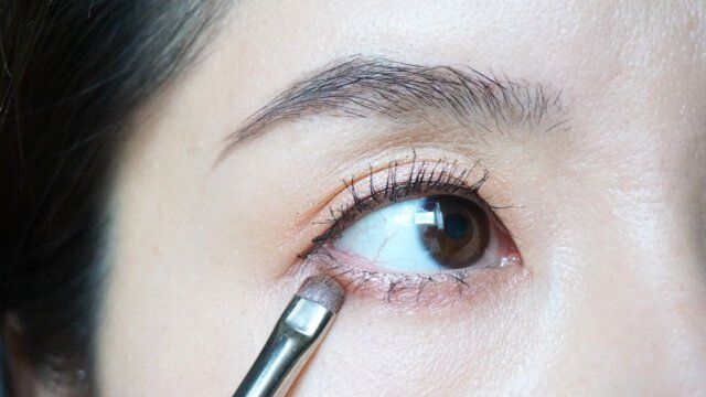 下まぶたにアイシャドウをのせる