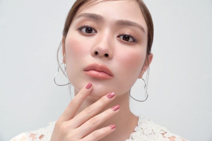 ルミナスマットなリップで、ふんわり優しいムードが漂う モデル＝内田理央