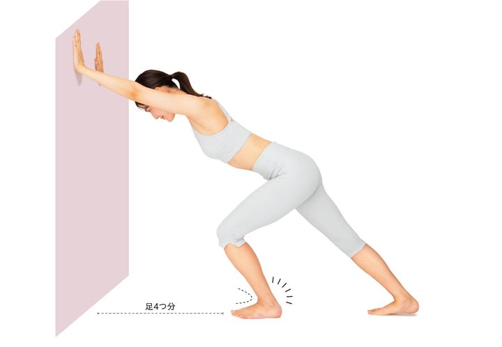壁から足4つ分離れた位置に左足を置き、壁に両手をついて右脚を後ろに伸ばす。左足のかかとを床から離さずに左膝を曲げて両足首を背屈させ5秒キープ。