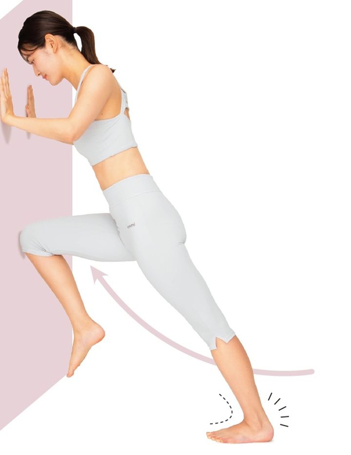 両手で壁をしっかり押しながら右膝を壁に近づけ、左膝を伸ばして左足首を背屈させて5秒キープ。