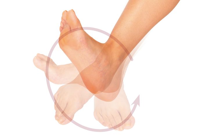 椅子などに座り、つま先で大きく正円を描くようにゆっくり3回まわし、同様に反対まわしも行う。