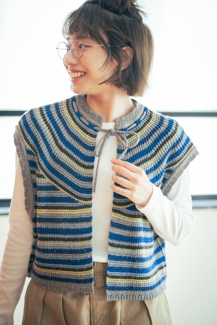 季節の変わり目にぴったり！グルカショーツ×白Tで秋のボーイフレンドコーデ【FUDGE FRIEND おしゃれさんの毎日コーディネート vol.606｜momo】