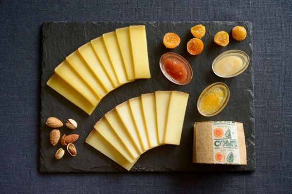 【東京都千代田区】『ホーリー・カウ』上映後、2種のコンテチーズの食べくらべが楽しめるイベントを開催