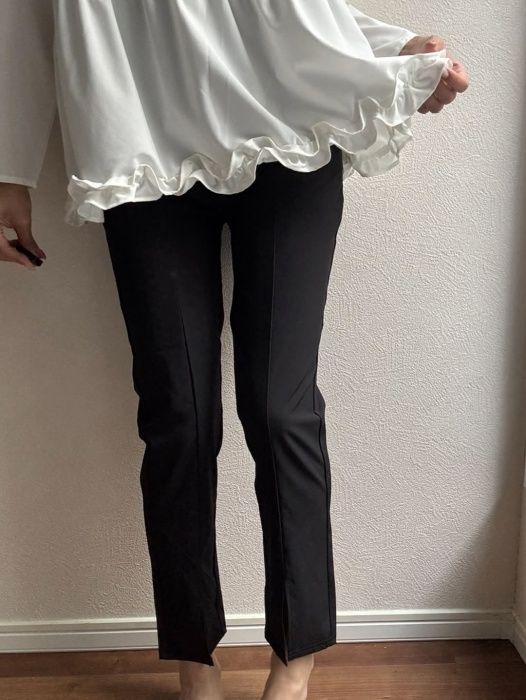 しまむらの「スリットテーパードパンツ」