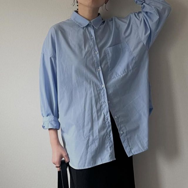 UNIQLOのブルーの「コットンシャツ」