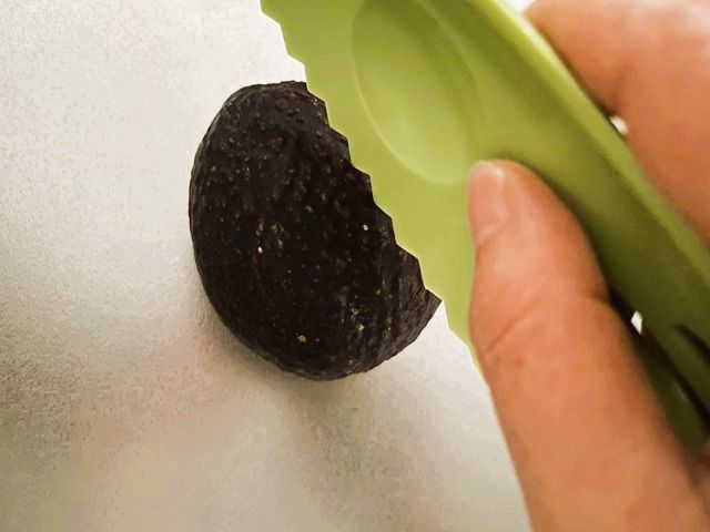 ダイソー アボカドカッター アボカドをカット