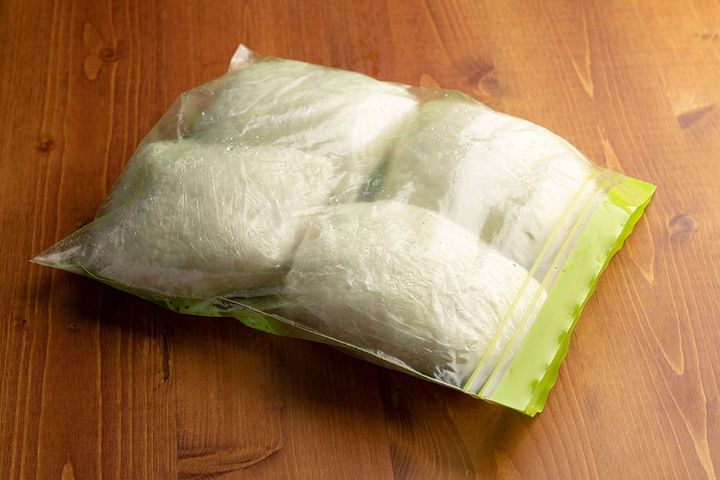 ラップで包んだ冷凍ごはん