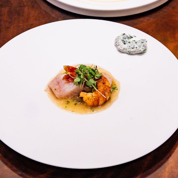 黒ムツのスチームとスパイシーシュリンプのオーブン焼き ほうれん草のディップ ワイルドライスと香味野菜のブロス