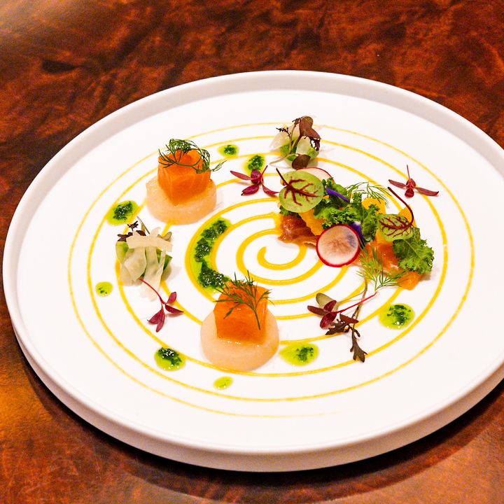 「アトランティックサーモンのハーブマリネと低温コンフィ ケールとオレンジのサラダ 生姜香るハチミツとライムのドレッシング」
