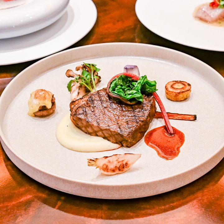 国産牛サーロインのグリル スタッフドマッシュルームと根菜のロースト カルダモンを効かせたグレイヴィーソース