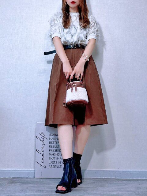 雰囲気柔らかいブラウンのショートパンツで高見えコーデ
