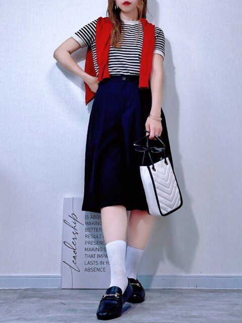 レッドのカーディガンを肩掛けしてこなれ感コーデ